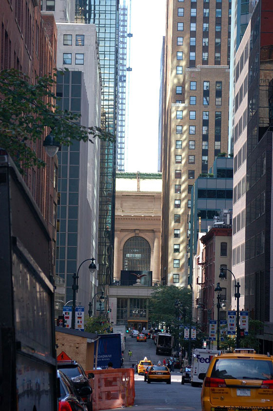 MIDTOWN EAST - La prospettiva della 43rd St è chiusa dalla Grand Central Station