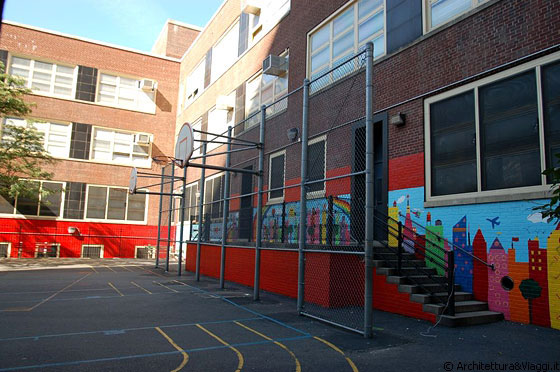 CHELSEA - Una scuola con campetto da pallacanestro