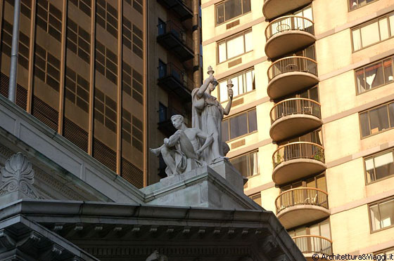 DA FLATIRON DISTRICT ALL'EMPIRE - Timpani e statue di edifici neoclassici si stagliano sui moderni grattacieli di Manhattan
