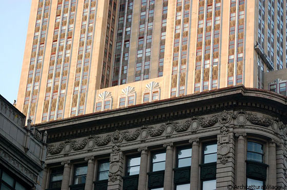 MANHATTAN - Contrasti tra stili: l'art déco dell'Empire State Building e il neoclassicismo dell'edificio più in basso