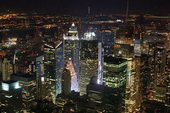 EMPIRE STATE BUILDING - Sulla sua piattaforma, invece che stare con il naso all'insù, si può ammirare il panorama di Manhattan dall'alto e scoprire un volto nuovo della metropoli, specialmente by night