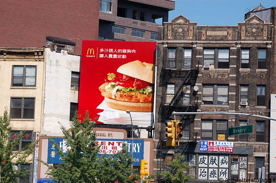 NEW YORK - In Canal Street, cuore di Chinatown, la pubblicità di un Mc Donald's in cinese
