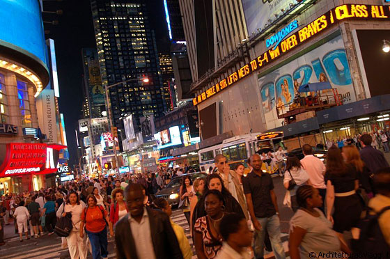 MIDTOWN MANHATTAN - Ci dirigiamo verso l'affollata Times Square