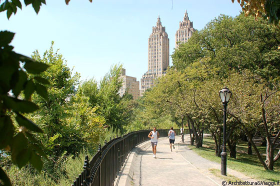 MANHATTAN - Passeggiare o pedalare senza meta a Central Park è una delle esperienze più emozionanti di New York City