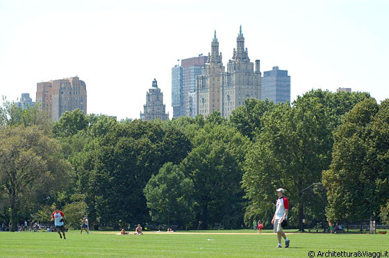 NEW YORK CITY - Ok guardiamo il softball, ma alzando gli occhi oltre il bel verde di Central Park ammiriamo i grattacieli di Manhattan e soprattutto il lussuoso San Remo Apartments