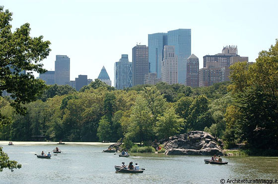 MANHATTAN - Un rilassante giro in barca nel lago di Central Park sullo sfondo di uno skyline mozzafiato