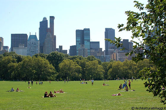 MANHATTAN - I grattacieli di Central Park South si stagliano sulla grande distesa verde di Sheep Meadow