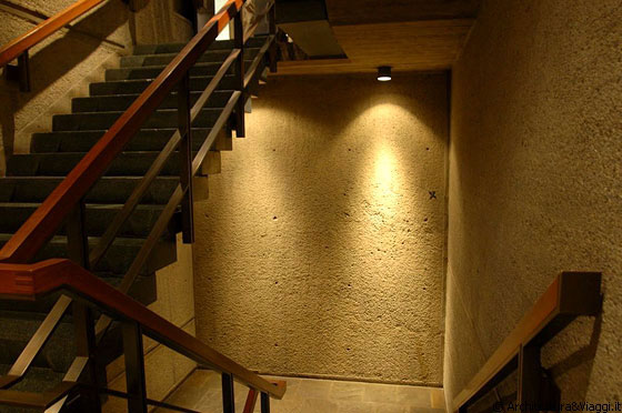 WHITNEY MUSEUM OF AMERICAN ART - Le scale interne del massiccio edificio in cemento armato - si noti il trattamento materico delle superfici