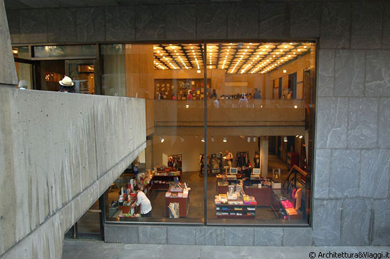 WHITNEY MUSEUM OF AMERICAN ART - Il doppio volume tra piano terra con reception e piano interrato con shop e cafetteria e la passerella pedonale di accesso