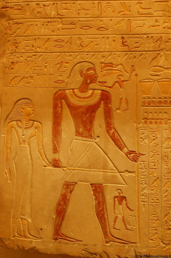 METROPOLITAN MUSEUM OF MODERN ART - Sezione egizia - stela funeraria del sigillatore reale Indi e sua moglie, la sacerdotessa di Hathor Mutmuti di Thinis, Dinastia 8 - dipinto su calcare
