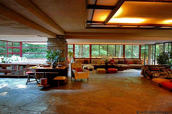 CASA SULLA CASCATA - L'ampio soggiorno studio con le vetrate che metteno in diretta comunicazione lo spazio interno con l'ambiente esterno ed il verde