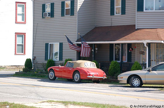 PENNSYLVANIA - Uno spiderino parcheggiato di fronte al portico di questa casa su cui è appesa la bandiera americana