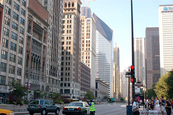CHICAGO - In Michigan Avenue, sulla sinistra Smurfit-Stone Building, all'angolo nord ovest di Millennium Park