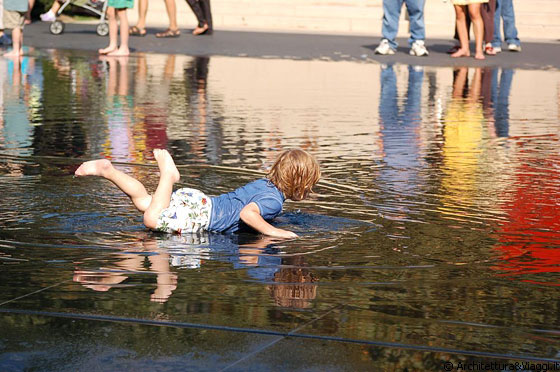 MILLENNIUM PARK - Un bambino sguazza felice nello specchio d'acqua della Crown Fountain