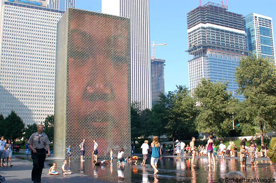 MILLENNIUM PARK - Crown Fountain: immagini video proiettate su due alte torri raffigurano volti di abitanti di Chicago che sputano acqua 