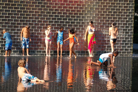 CHICAGO - I bambini si divertono come matti nei pomeriggi estivi alla Crown Fountain