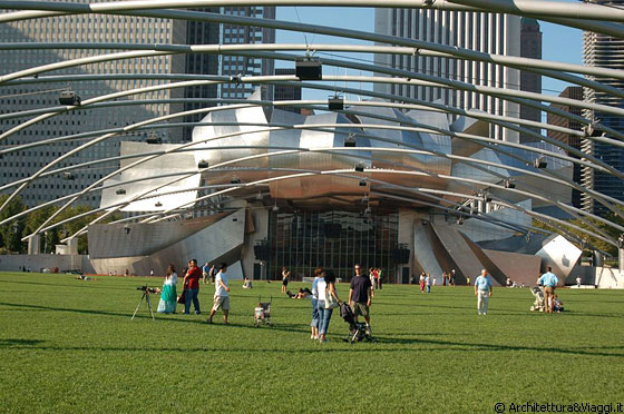 CHICAGO - Jay Pritzker Pavilion, inconfondibile sede di concerti all'aperto è opera di Frank Gehry