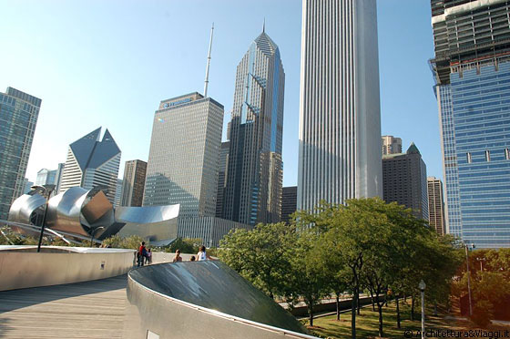 CHICAGO - A sinistra dell'Aon Center l'elegante Two Prudential Plaza