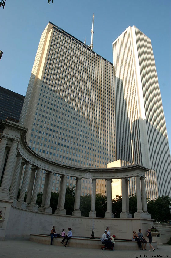 CHICAGO - Prudential Building e Aon Center (il quarto edificio più alto di Chicago), visti dal peristilio di Wrigley Square a Millennium Park