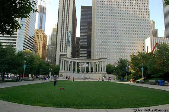 CHICAGO - Wrigley Square and Millennium Monument (Peristilio)
