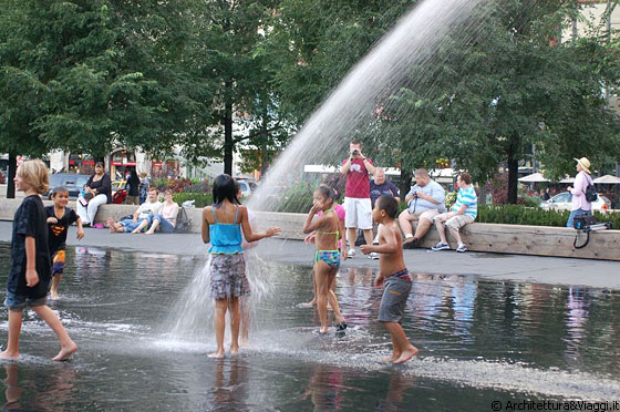 MILLENNIUM PARK - Crown Fountain: il divertimento e i bagni sono aasicurati fino a tardi nelle calde sere estive