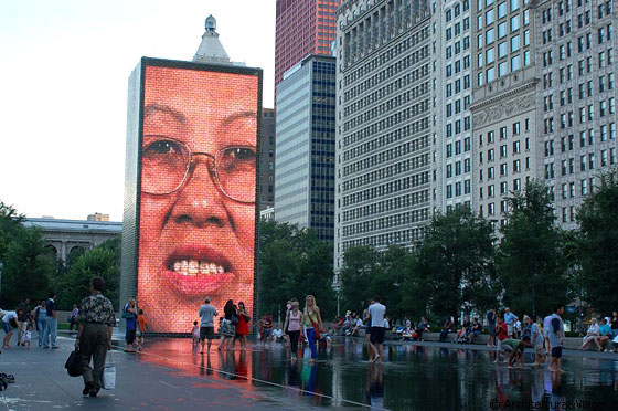 CHICAGO - Crown Fountain - Plensa ha riadattato le tradizionali fontane proiettando le facce dei cittadini di Chicago su schermi a LED e facendo fluire l'acqua attraverso una presa nello schermo, per dare l'illusione che l'acqua schizza dalla loro bocca