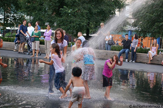 MILLENNIUM PARK - Doccia per tutti, bambini e adulti alla Crown Fountain