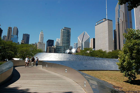 CHICAGO - Attraversando BP Pedestrian Bridge per raggiungere Grant Park, osserviamo i lussuosi grattacieli che si affacciano su Millennium Park
