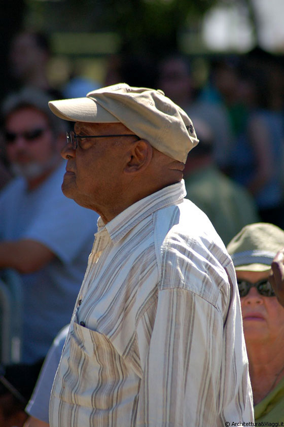 CHICAGO - Persone di ogni età, di ogni razza e di ogni genere assistono al grande festival all'aperto offerto gratuitamente dal Chicago Jazz Festival