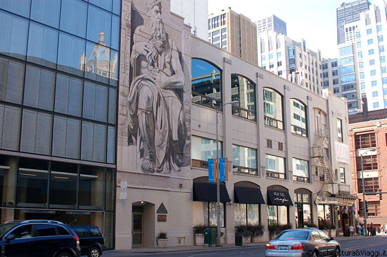 CHICAGO - Su questa facciata un curioso richiamo al Mosè di Michelangelo