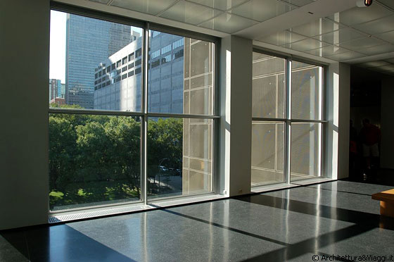 CHICAGO - Ampie vetrate illuminano i corridoi e gli atri del Museum of Contemporary Art 