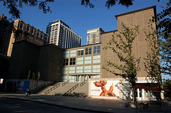CHICAGO - L'esterno in alluminio e pietra calcarea del Museum of Contemporary Art dal lato di N Mies van der Rohe Way