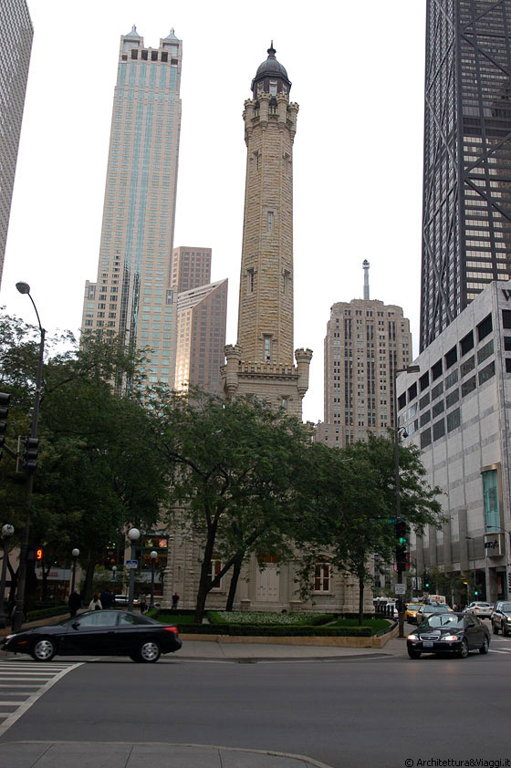 MICHIGAN AVENUE - A nord, oltre la Chicago Water Tower e Pumping Station, vista su 900 North Michigan Avenue, il grattacielo con le quattro 
