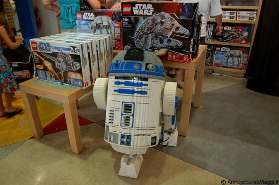 CHICAGO - 32-D2, il robot di Guerre Stellari fatto con i Lego, al Lego Store di N Michigan Avenue