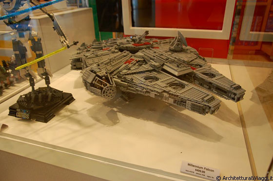 CHICAGO - Il modello LEGO del Millennium Falcon, la famosa astronave dell'universo di Guerre Stellari