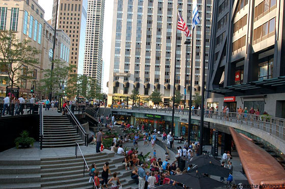 CHICAGO - La piazza antistante John Hancock Center in N. Michigan Avenue è è utilizzata come spazio pubblico