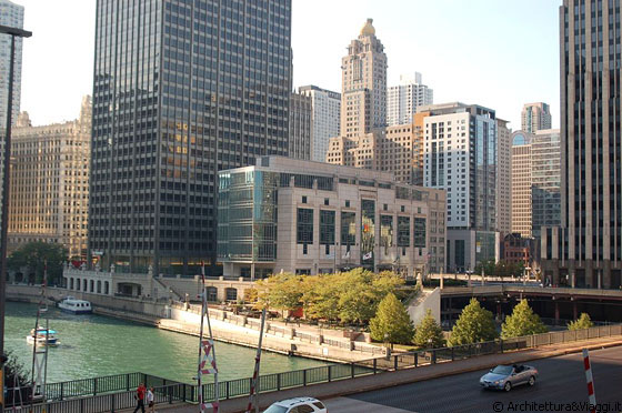 CHICAGO - Oltre Columbus Drive e il fiume, sorge il Gleacher Center (l'edificio basso), istituto universitario realizzato nel 1994 su progetto di Lohan Associates
