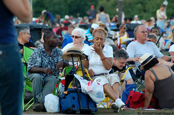 GRANT PARK - Gli spettatori sembrano molto organizzati: comode sedie, biscotti, cappellini per evitare l'insolazione, dei veri e propri veterani del jazz festival