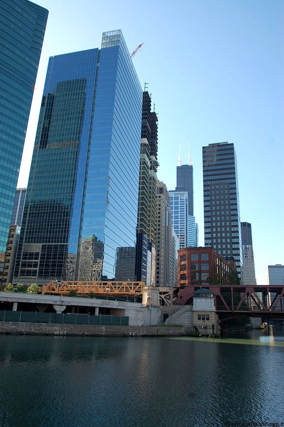 CHICAGO RIVER - 191 N Wacker Drive (primo edificio a sinistra) - arch. Kohn Pedersen Fox Associates, 2000 - 2002
