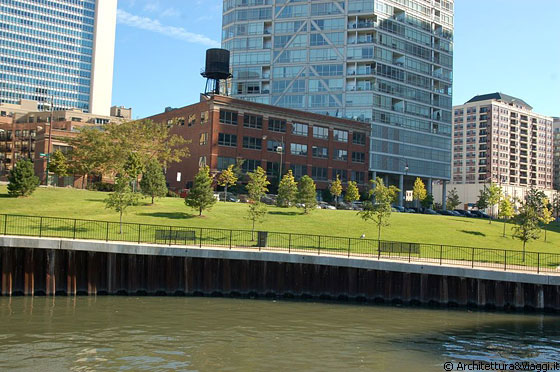 CHICAGO RIVER - Continua il giro in barca nel ramo nord del fiume alla scoperta delle architetture della Second City