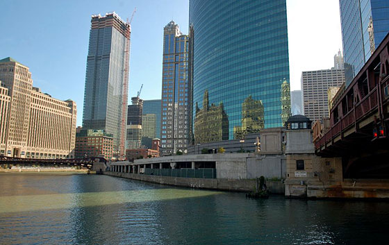 CHICAGO RIVER - Stiamo per passare sotto il ponte di W Lake Street, alla confluenza tra i rami nord, est e sud del fiume