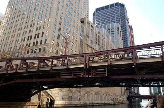 CHICAGO RIVER - Attraversiamo il ponte di Washington Boulevard oltre il quale si intravede il massiccio Civic Opera Building