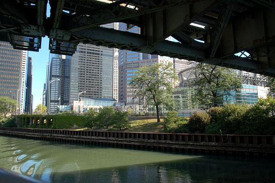 CHICAGO RIVER - Nel 1900 il corso del Fiume Chicago fu invertito grazie alla costruzione di un canale che lo collegò al Fiume Illinois