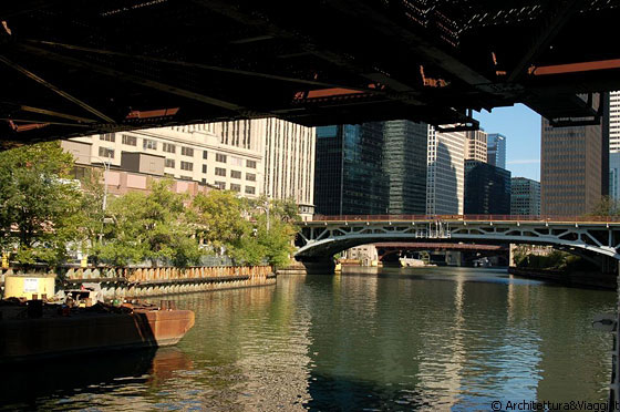 CHICAGO RIVER - Scorci e pezzi di città attraversando i ponti