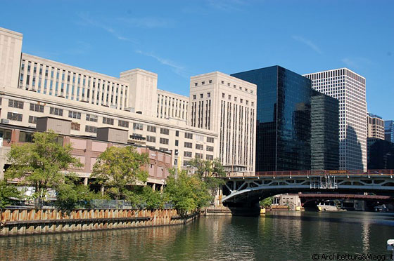 CHICAGO RIVER - Il giro in barca Architecture River Cruise è un modo comodo e veloce per conoscere la città e le architetture che si affacciano sul fiume