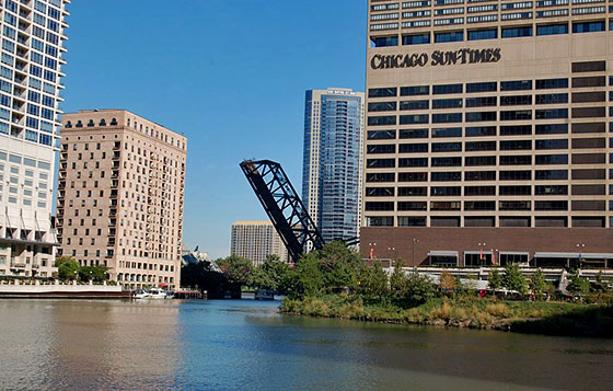 CHICAGO RIVER - L'edificio sede del Chicago Sun Times alla confluenza dei rami nord ed est