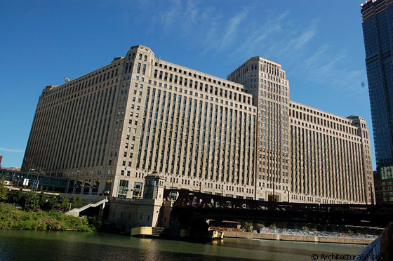 CHICAGO  - Architecture River Cruise: The Chicago Merchandise Mart - Graham, Anderson, Probst and White, 1928 - 1930
