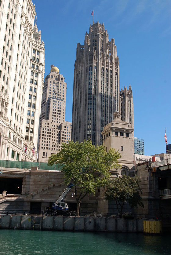 WINDY CITY - La gotica Tribune Tower, elegante sede della famosa testata giornalistica, vista dal Chicago River