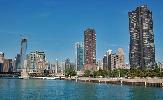 CHICAGO RIVER - La prima torre a destra è Lake Point Tower e l'alta torre seguente è North Pier Apartment Tower