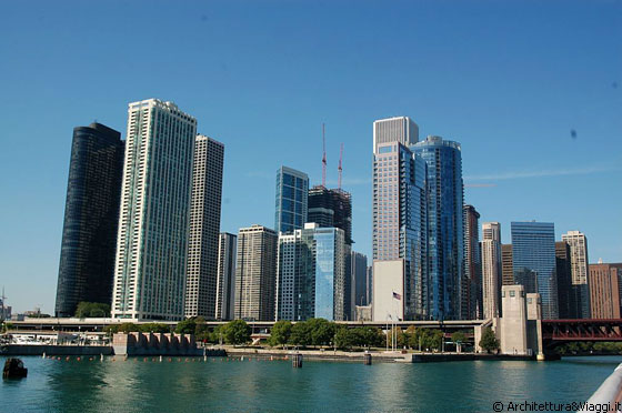 CHICAGO RIVER - Torniamo indietro, il giro in barca sta finendo: osserviamo subito dopo Harbor Point, The Parkshore il grattacielo bianco e vetro